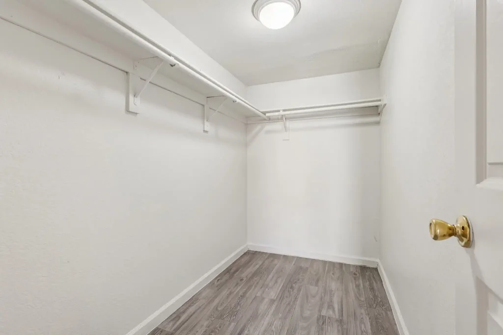 Terravita Walk-In Closet